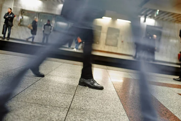 Personas en una estación de metro . — Foto de Stock