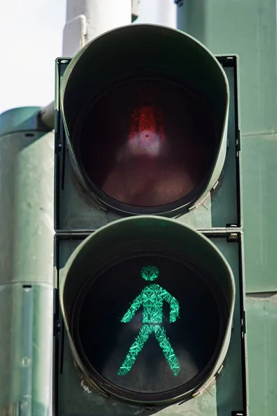 Sygnalizacja świetlna z sympol zielony człowiek. — Zdjęcie stockowe