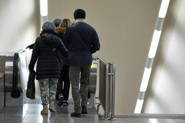 Escaleras mecánicas con multitud en la terminal . — Foto de Stock