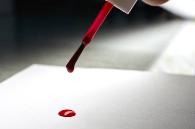 Kırmızı oje fırçası.