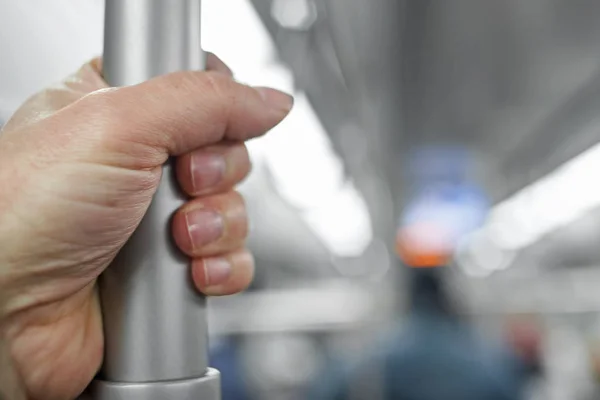 Pasajero de pie dentro del metro . — Foto de Stock