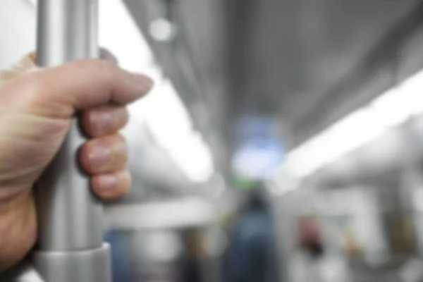 Pasajero de pie dentro del metro . — Foto de Stock