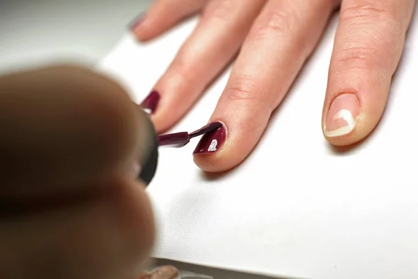 Manicure paznokci farba fioletowy kolor. — Zdjęcie stockowe