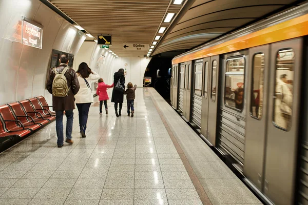 Bir metro istasyonu insanlarda.