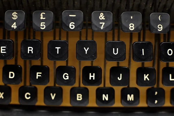 Preto vintage máquina de escrever de perto em chaves . — Fotografia de Stock