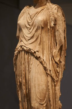 Atina'da Caryatides heykeli.