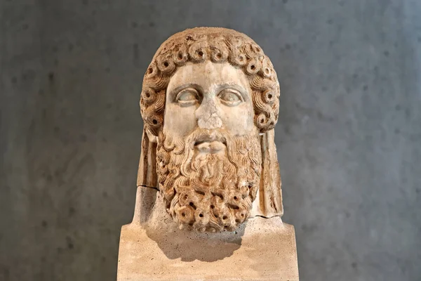 Hermes Heykeli hermaic stel üzerinden.