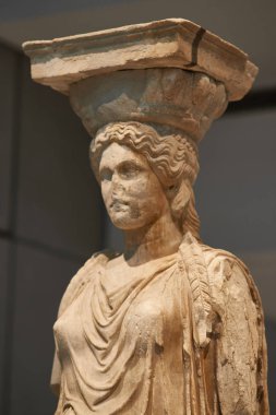 Athens, Yunanistan - 30 Aralık 2016: Acro Caryatides heykeli