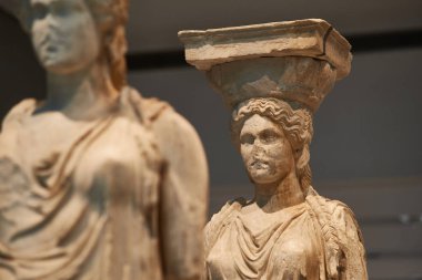 Athens, Yunanistan - 30 Aralık 2016: Acro Caryatides heykeli