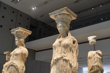 Athens, Yunanistan - 30 Aralık 2016: Acro Caryatides heykeli