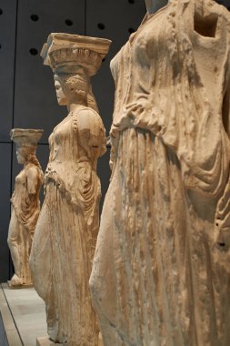 Athens, Yunanistan - 30 Aralık 2016: Acro Caryatides heykeli