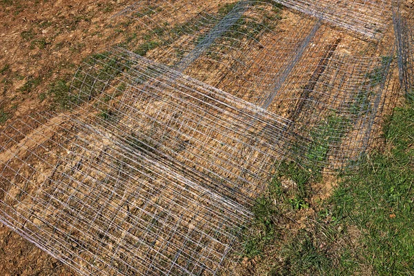 Drátěné ploty ležící na zemi. — Stock fotografie