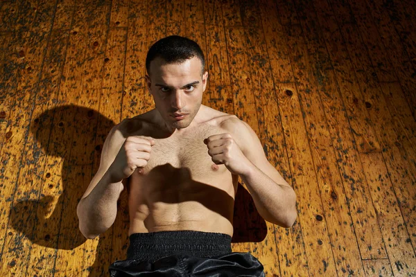 Boxeador en piso de madera listo para luchar . —  Fotos de Stock