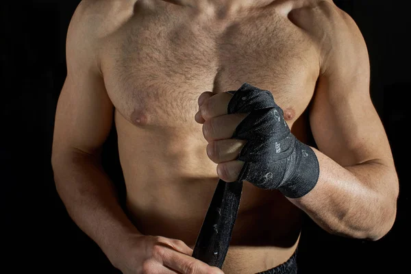 Închiderea unui atlet de luptă corporală care aplică bandă pe mâini . — Fotografie, imagine de stoc