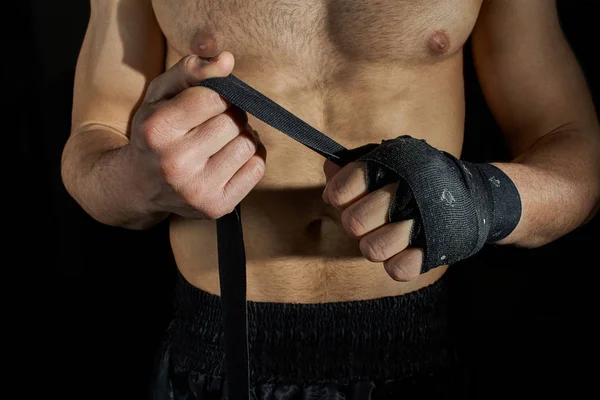 Închiderea unui atlet de luptă corporală care aplică bandă pe mâini . — Fotografie, imagine de stoc