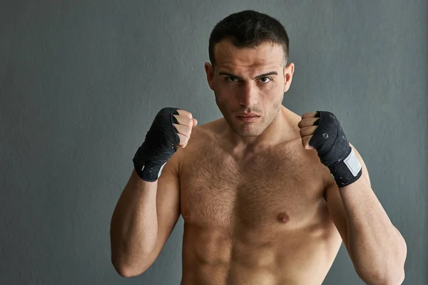 Pontapé boxer homem pronto para lutar . — Fotografia de Stock