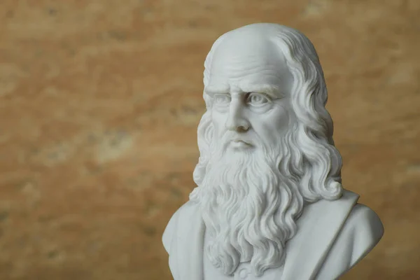Staty av Leonardo Da Vinci, antika italienska skaparen av konst. — Stockfoto