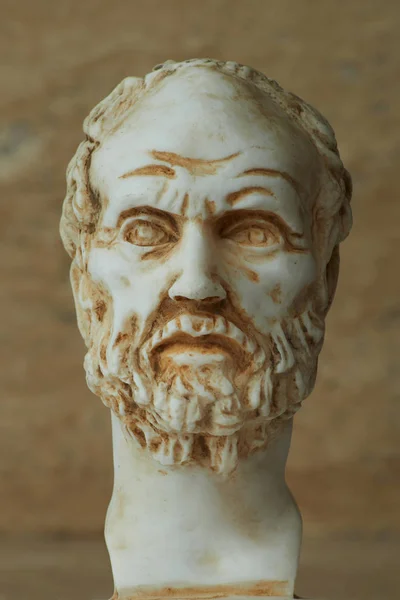 Demokritus, antik Yunan filozofu heykeli.