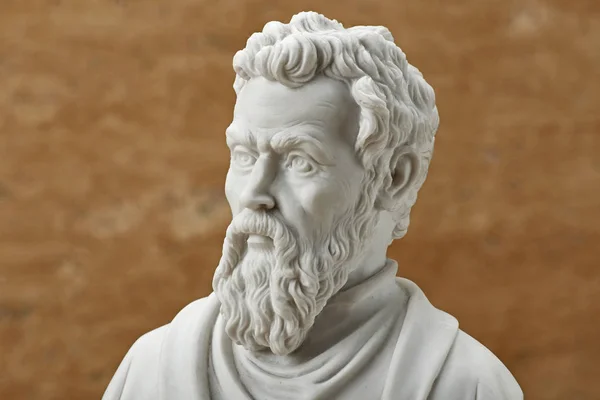 Michelangelo, ősi olasz alkotóművész szobra. — Stock Fotó