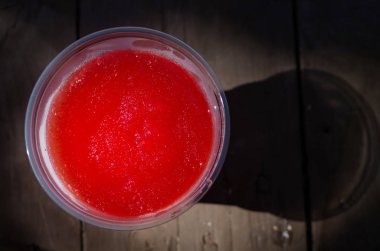 Plastik cam karpuz su buz dolu.