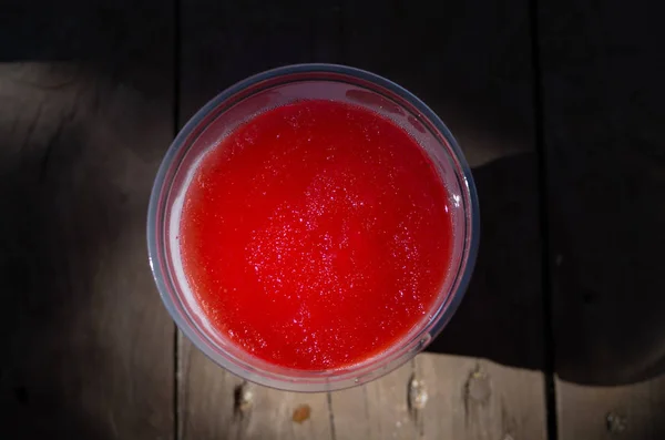 Vidrio de plástico lleno de hielo de agua de sandía . — Foto de Stock