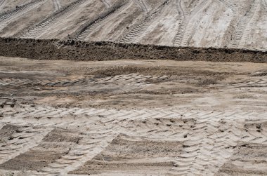 Traktör izleri yere. 