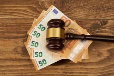 Yargıç tokmak ve para yığınının ahşap masa.