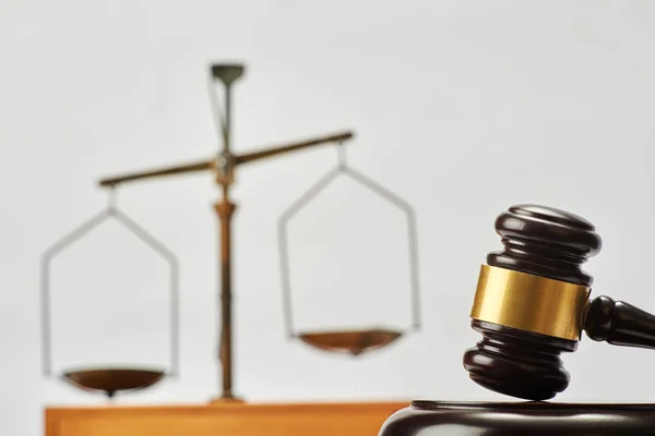 Judge gavel and justice scale. — Stock Photo, Image