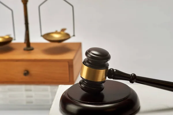 Judge gavel and justice scale. — Stock Photo, Image