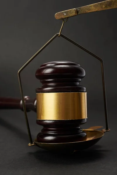 Judge gavel and justice scale. — Stock Photo, Image