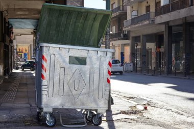 Gri çöplükte bir şehrin yolda.