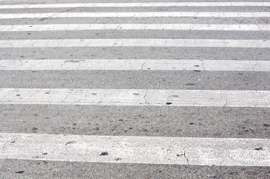 Bir yolda yaya geçidi.