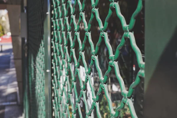 Metalen poort bescherming van een winkel. Nauwe winkel. — Stockfoto