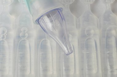 Plastik şişe serum serum ve dışarı çekerek, bir aygıt 
