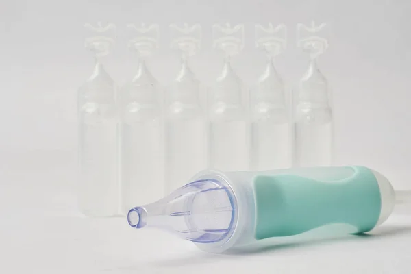 Plastic bottles of serum saline and a device of pulling out the — Stock Photo, Image