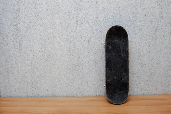 Skateboard de pie en una pared . — Foto de Stock