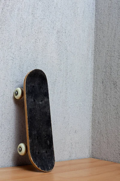 Skateboard debout sur un mur . — Photo