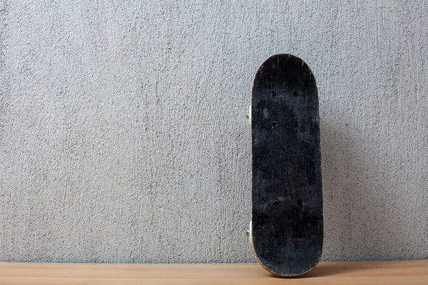 Скейтборд стоїть на стіні . — стокове фото