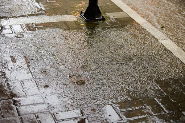 Heavy rain drops on sidewalk. — Stock Photo, Image