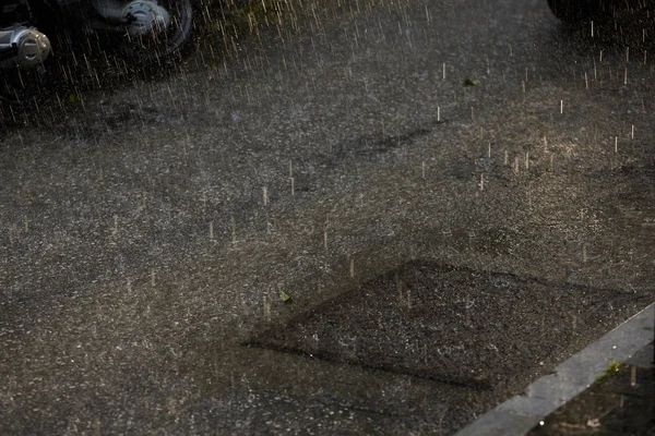 Pesanti gocce di pioggia sulla strada . — Foto Stock