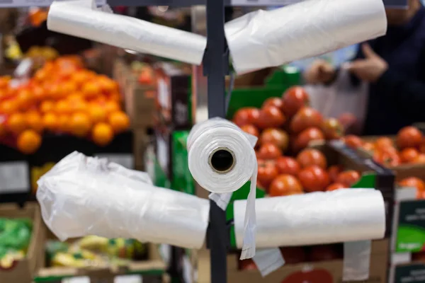 Sacchetti di plastica in un supermercato . Foto Stock