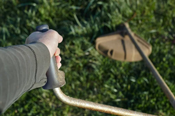 Closeup view of a grass trimmer in garden. — Stock Photo, Image