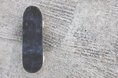 Çimento katta kaykay.