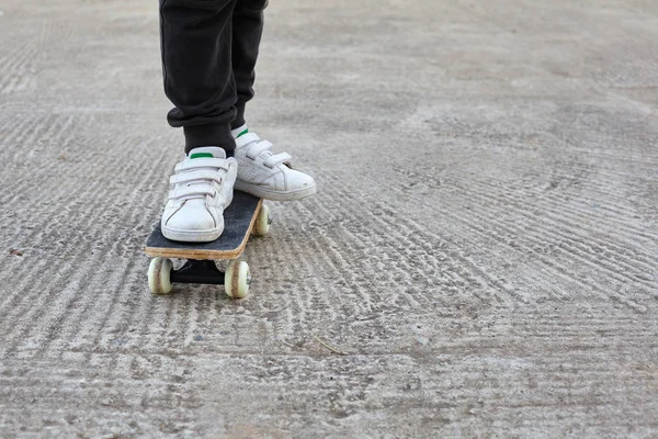 Kid skateboarder faire une promenade en skateboard . — Photo