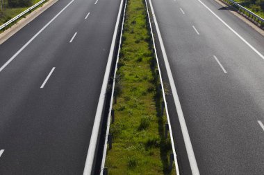 Boş otoyolda günbatımı.