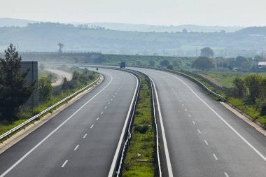 Günbatımı otomobil ve kamyon ile karayolu trafik 