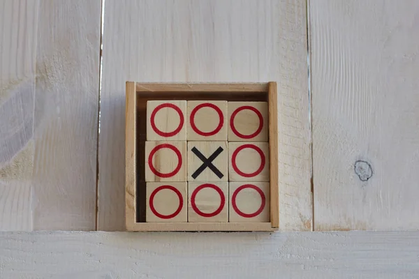 Tic-tac-toe juego sobre fondo de madera blanca . —  Fotos de Stock
