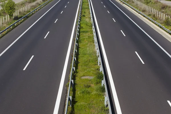 Boş otoyolda günbatımı.