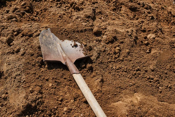 Лопата на фоне почвы. Садоводство . — стоковое фото