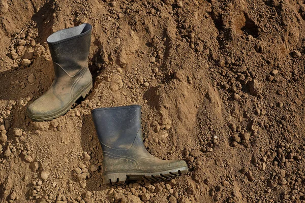 Pracovní boty na půdě. — Stock fotografie